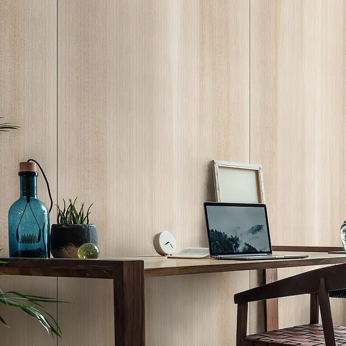 LOGOCLIC Wandpaneel Designwall - 265 x 123 cm, Areca Palm, Stone Polymer Composite (SPC) - Helle Holzpaneele mit vertikaler Maserung als Wandverkleidung in einem Arbeitszimmer.