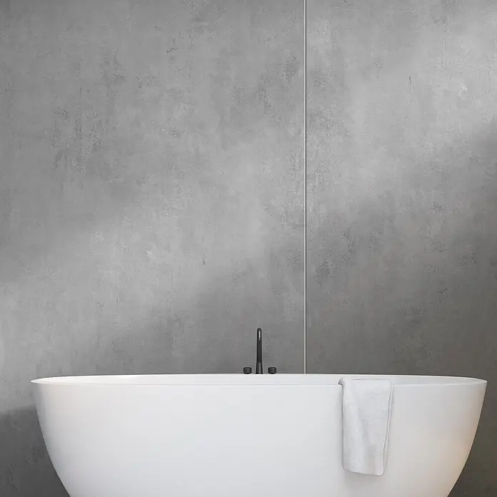 LOGOCLIC Wandpaneel Designwall - 265 x 123 cm, Smoke, Stone Polymer Composite (SPC) - Eine weiße freistehende Badewanne mit schwarzer Armatur und weißem Handtuch.