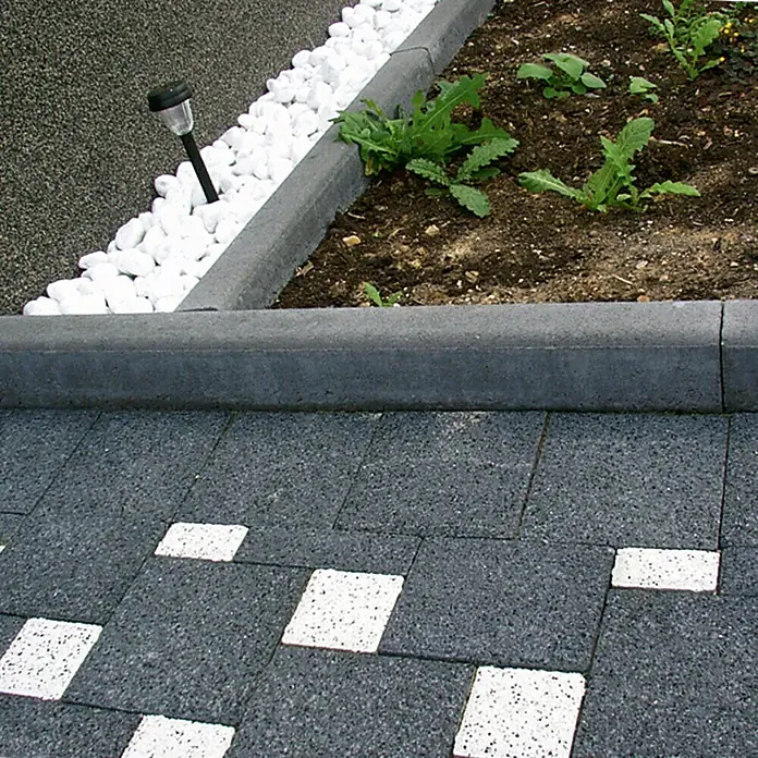 EHL Tiefbordstein - 100 x 40 x 8 cm, Anthrazit - Gehwegplatten mit weißen Akzenten und grauen Randsteinen für einen modernen Garten.