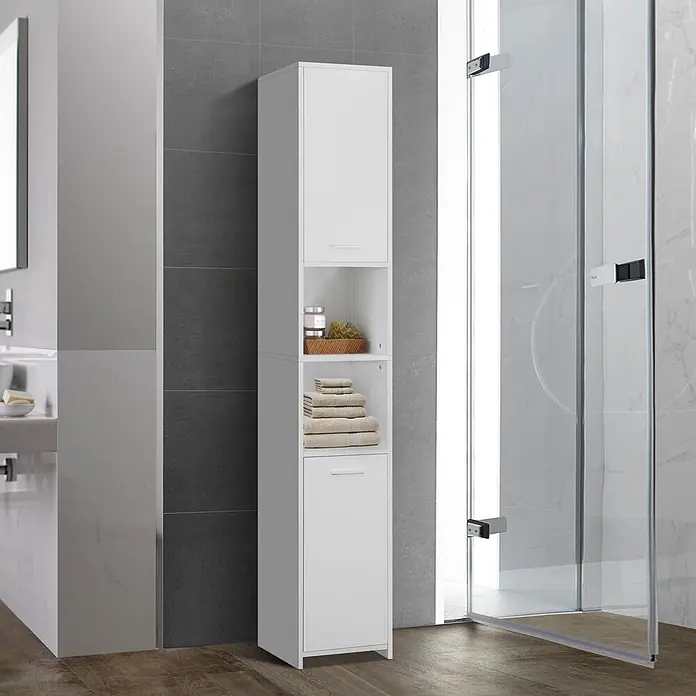 Badezimmerschrank Weiß 30x190x30 cm aus MDF -  - Hoher weißer Badezimmerschrank mit offenen Fächern und geschlossenen Türen, gefüllt mit Handtüchern und Badeartikeln, neben einer Glasdusche.