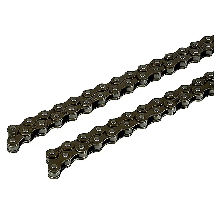 Fischer Fahrradkette - Anzahl Glieder: 112 Stk., Geeignet für: Fahrräder ohne Schaltung - Zwei Fahrradketten liegen diagonal auf weißem Grund. Sie haben eine metallische Farbe und sind gut sichtbar.