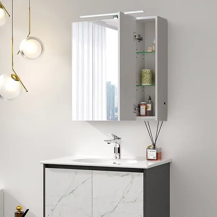 Spiegelschrank mit LED Beleuchtung 72,4x72x15 cm Weiß aus MDF -  - Weißer Badschrank mit Marmorfront, silbernem Wasserhahn und Spiegelschrank mit offener Tür und Lichtleiste.