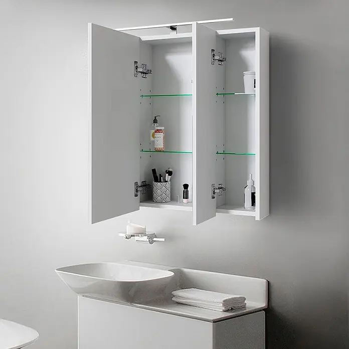 Spiegelschrank mit LED Beleuchtung 72,4x72x15 cm Weiß aus MDF -  - Weißer Wandschrank für Badezimmer mit zwei offenen Türen, Glasböden für Toilettenartikel, über einem modernen weißen Waschbecken.