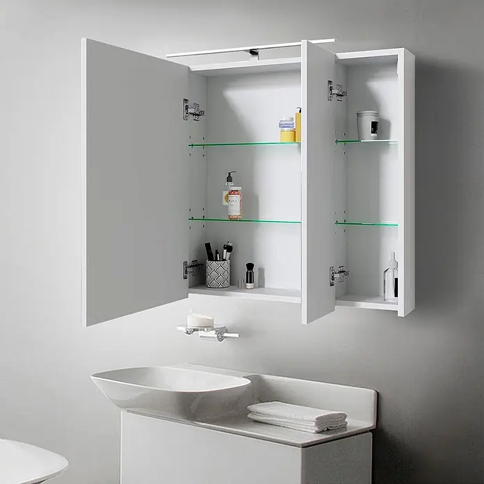 Spiegelschrank mit LED Beleuchtung 90x72x15 cm Weiß aus MDF -  - Weißer wandmontierter Badezimmerschrank mit geöffneten Türen, der Glasablagen mit Pflegeprodukten über einem Waschbecken zeigt.