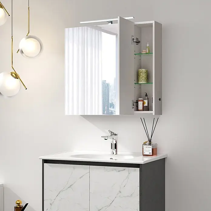Spiegelschrank mit LED Beleuchtung 90x72x15 cm Weiß aus MDF -  - Modernes Badmöbelset: Spiegelschrank mit Licht, offenen Regalen und Waschtischunterschrank mit weißem Waschbecken und Marmorfronten.