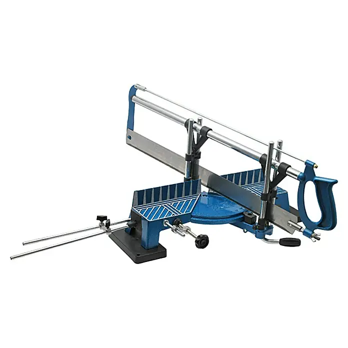 Alpha Tools Sierra corta ingletes - Ancho de corte: 110 mm - 160 mm, Altura de corte: 100 mm - Se muestra una sierra de inglete azul con una hoja de metal sobre un fondo blanco. La herramienta está diseñada para hacer cortes en ángulo precisos.