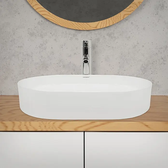 LuxeBath Waschbecken Keramik 605x380x145 mm oval, Weiß Design Waschtisch -  - Weißes ovales Aufsatzwaschbecken mit Chromarmatur auf heller Holzplatte.