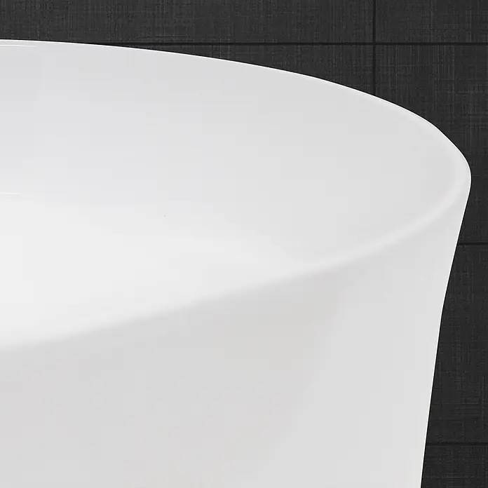 LuxeBath Waschbecken Keramik 605x380x145 mm oval, Weiß Design Waschtisch -  - Eine glatte, weiße freistehende Badewanne mit gebogenem Rand, platziert in einem modernen Bad vor einer dunklen, strukturierten Fliesenwand.