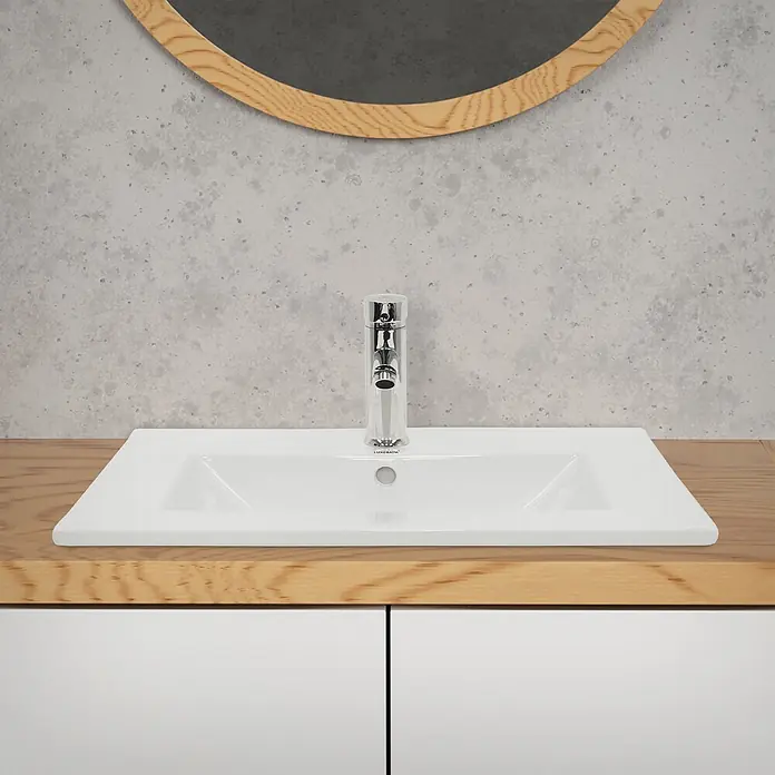 LuxeBath Waschbecken 610x465x175 mm Keramik Weiß mit Ablaufgarnitur -  - Weißes Keramikwaschbecken mit modernem Chromhahn, in eine helle Holzplatte über weißen Schränken integriert.