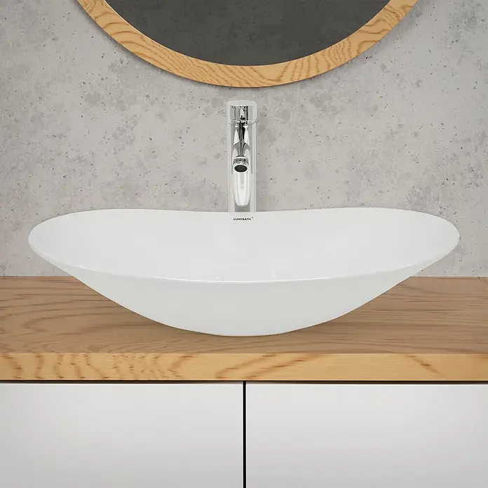 LuxeBath Waschbecken Keramik Design Waschtisch 640x365x130 mm Spülbecken -  - Weißes ovales Keramik-Aufsatzwaschbecken mit Chrom-Armatur auf Holzplatte, mit rundem Spiegel dahinter.