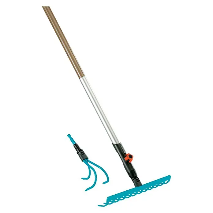 Gardena Combisystem Rechen- & Grubber-Set - 3 -tlg. - Ein Gartengerät mit einem langen Stiel und einem blauen Rechenaufsatz sowie einem zusätzlichen Werkzeugkopf für die Gartenarbeit.