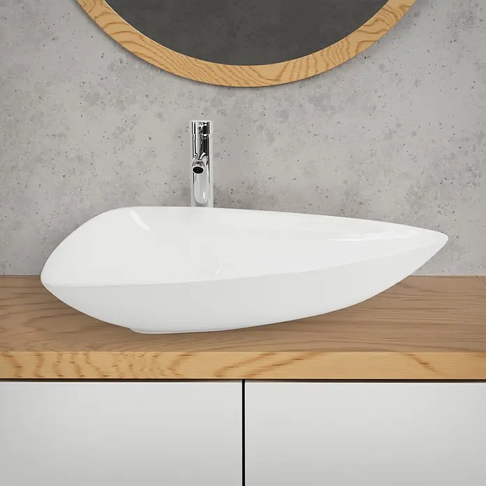 LuxeBath Aufsatzwaschbecken Waschtisch aus Keramik für Badezimmer / Gäste-WC - 46 x 69 cm, Ohne Spezialglasur, Weiß - Weißes Aufsatzwaschbecken mit Chromarmatur auf Holzwaschtischplatte.
