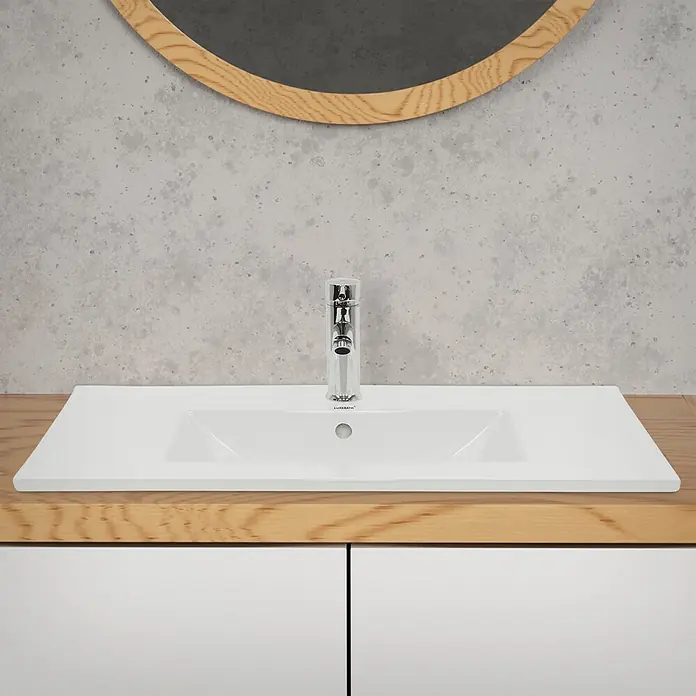 LuxeBath Waschbecken 810x465x175 mm Keramik Weiß mit Ablaufgarnitur -  - Weißes Keramik-Badezimmerwaschbecken mit Chromarmatur auf heller Holzplatte über weißen Schränken.
