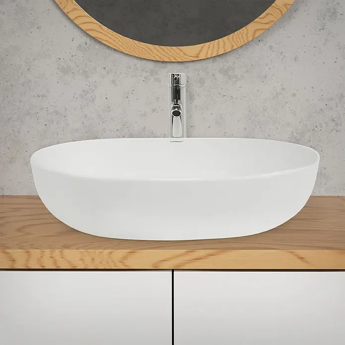 LuxeBath Waschbecken Keramik Design Waschtisch 600x420x145 mm Spülbecken -  - Weißes ovales Aufsatzwaschbecken mit Chromarmatur auf Holzplatte im Bad.