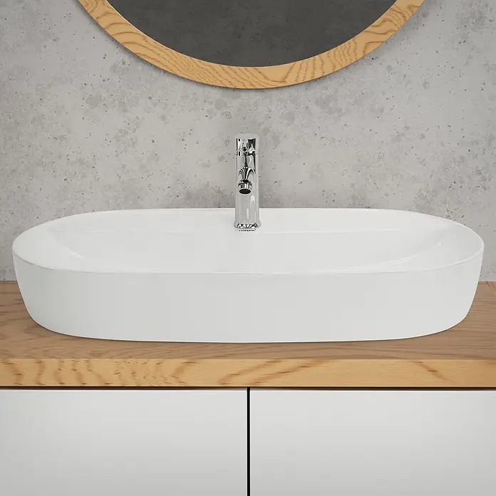 ML-Design Waschbecken Keramik Weiß 80x40x12 cm Oval inkl. Ablaufgarnitur -  - Weißes ovales Aufsatzwaschbecken mit Chromarmatur auf einem hellen Holzwaschtisch.