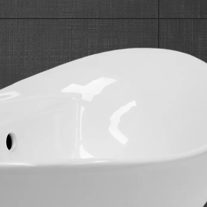 ML-Design Aufsatzwaschbecken Oval Weiß 59x20.5x39.5cm mit Ablaufgarnitur -  - Weiße, glänzende Badewanne mit Überlaufloch, vor einer dunklen, texturierten Wand.