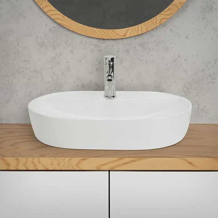 ML-Design Waschbecken Keramik Weiß 600x400x120 mm Oval mit Ablaufgarnitur -  - Ovales weißes Keramik-Aufsatzwaschbecken mit Chromarmatur auf einer hellen Holzplatte.
