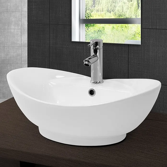 LuxeBath Waschbecken Keramik Weiß glänzend 59x20,5x39,5 cm Ovale Spülbecken -  - Weißes Keramik-Aufsatzwaschbecken mit Chromarmatur auf einer dunklen Holzplatte in einem modernen Bad.