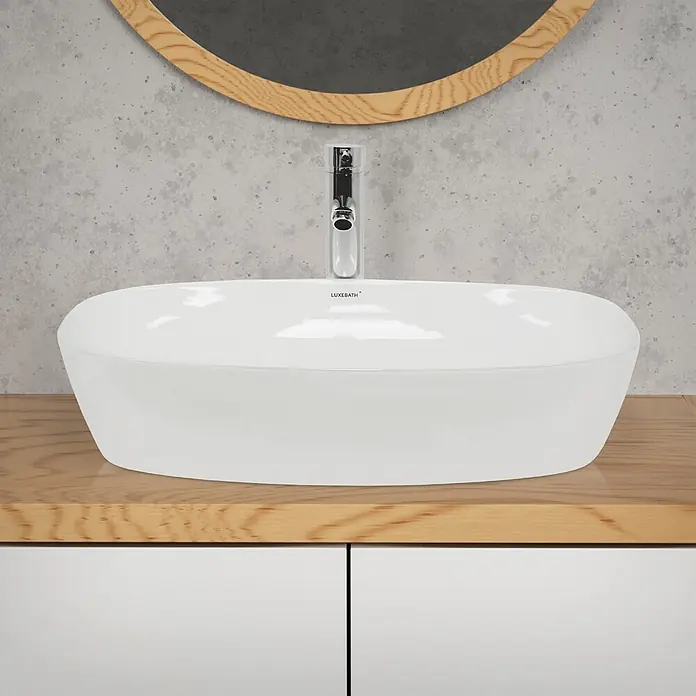LuxeBath Waschbecken Keramik Waschtisch 605x380x140 mm Oval Weiß -  - Weißes ovales Keramikwaschbecken mit Chromarmatur auf heller Holzplatte in modernem Badezimmer.