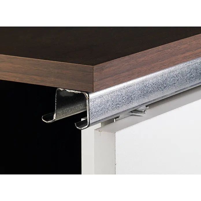 Hettich Laufschiene TopLine 2 Komplettset - Länge: 2.000 mm, Traglast: 25 kg - Verzinkte Metall-Schiebeschiene für eine dunkelbraune Holzplatte, befestigt an einer weißen Platte.