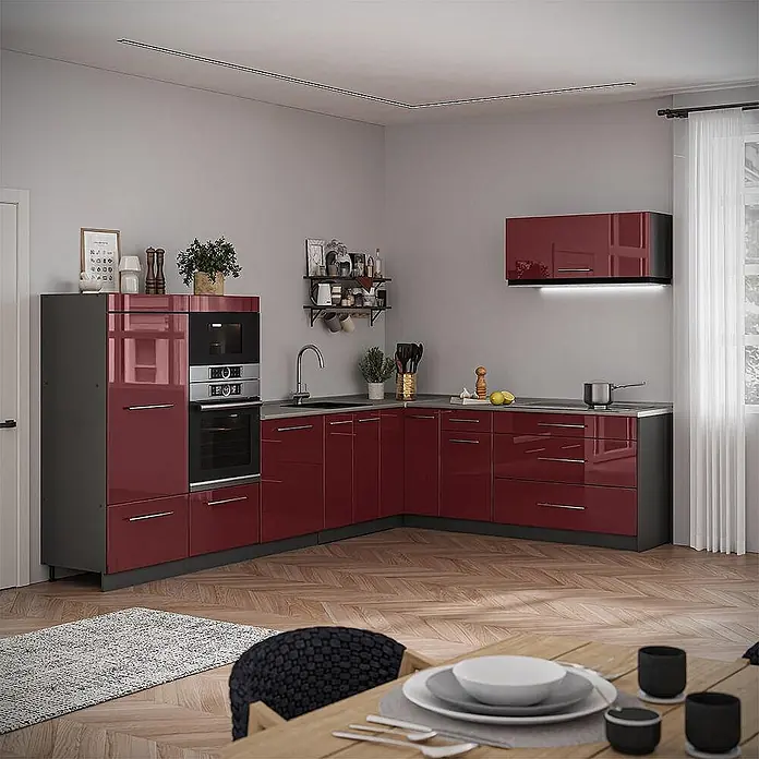 Hängeschrank Fame-Line 100 cm Bordeaux Hochglanz Art.-Nr. 61574 -  - Moderne L-förmige Küche mit hochglänzenden burgunderroten Schränken, dunkelgrauen Akzenten und integrierten Geräten.