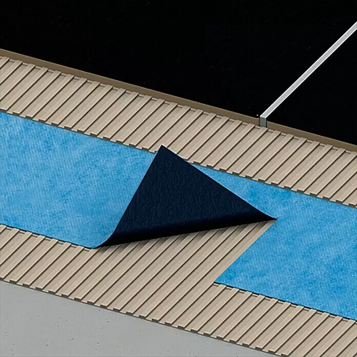 Entkopplungs- & Abdichtmatte Meterware - Max. Zuschnittsmaß: 30 m, Breite: 1 m, Polyethylen, Als Zuschnitt erhältlich - Blaue Abdichtungsbahn und dunkle Dichtungsbahn über beigen Wellblechpaneelen, veranschaulicht Dachschichten.