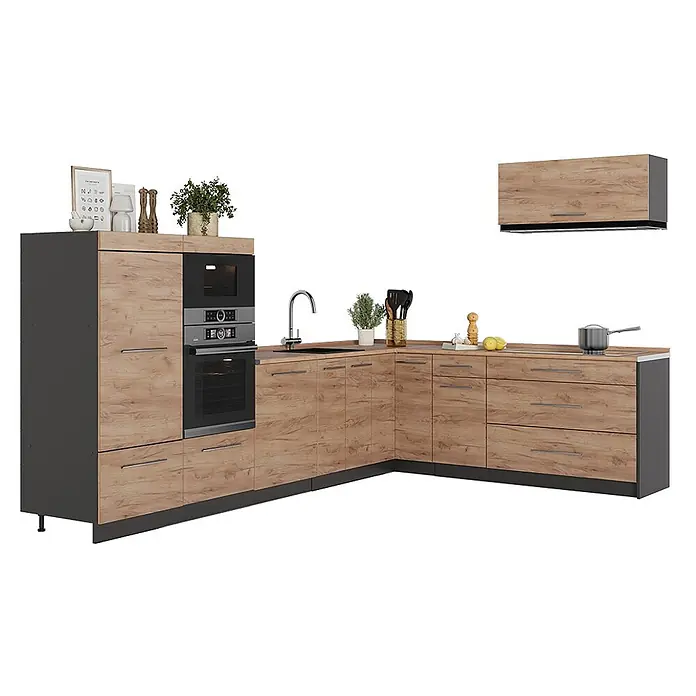 Eckküche Fame-Line 327 cm Goldkraft Eiche Art.-Nr. 64446 -  - L-förmige Küchenzeile in heller Holzoptik mit dunkelgrauen Akzenten, integriertem Backofen, Mikrowelle, Kochfeld und Spüle, plus Wandschrank.