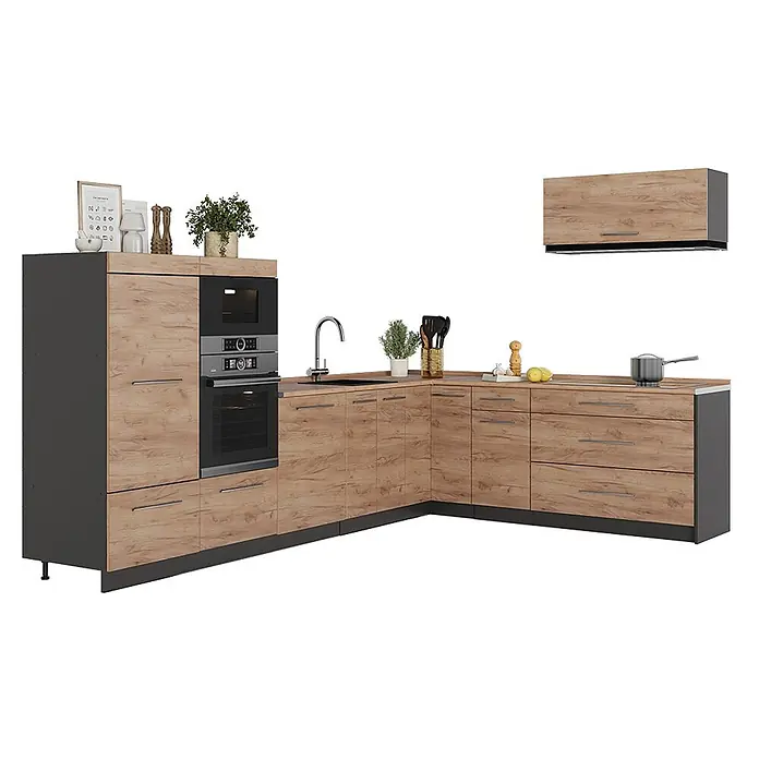 Eckküche Fame-Line 327 cm Goldkraft Eiche Art.-Nr. 64445 -  - L-förmige moderne Küche mit Holzoptikfronten, dunkelgrauen Akzenten, integriertem Backofen, Mikrowelle und Spüle, plus passendem Hängeschrank.