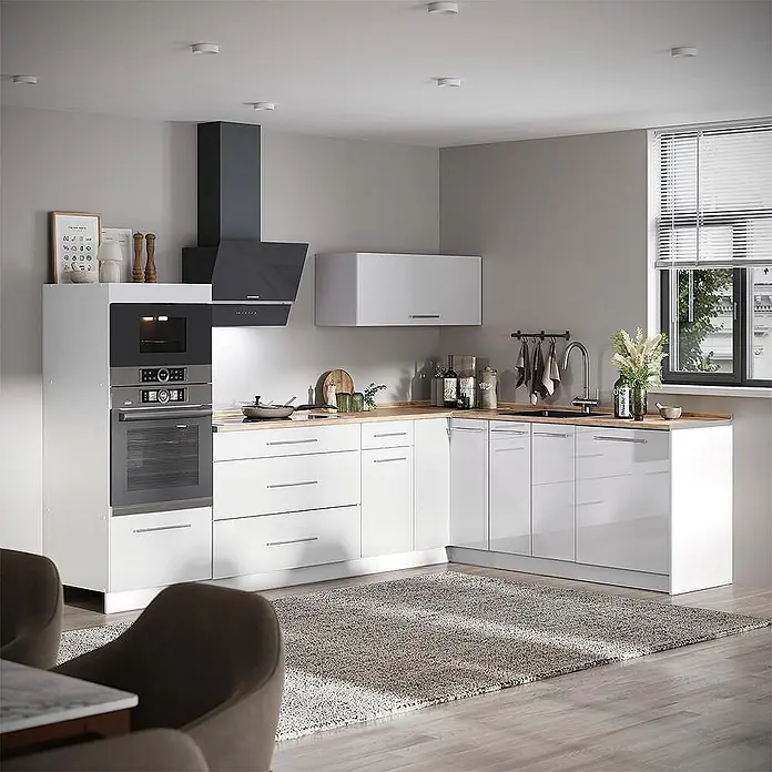 Eckküche Fame-Line 287 cm Weiß Hochglanz Art.-Nr. 63546 -  - Moderne L-förmige Küche mit glänzend weißen Schränken, hellen Holzplatten und integrierten grauen Geräten in einem zeitgenössischen Raum.