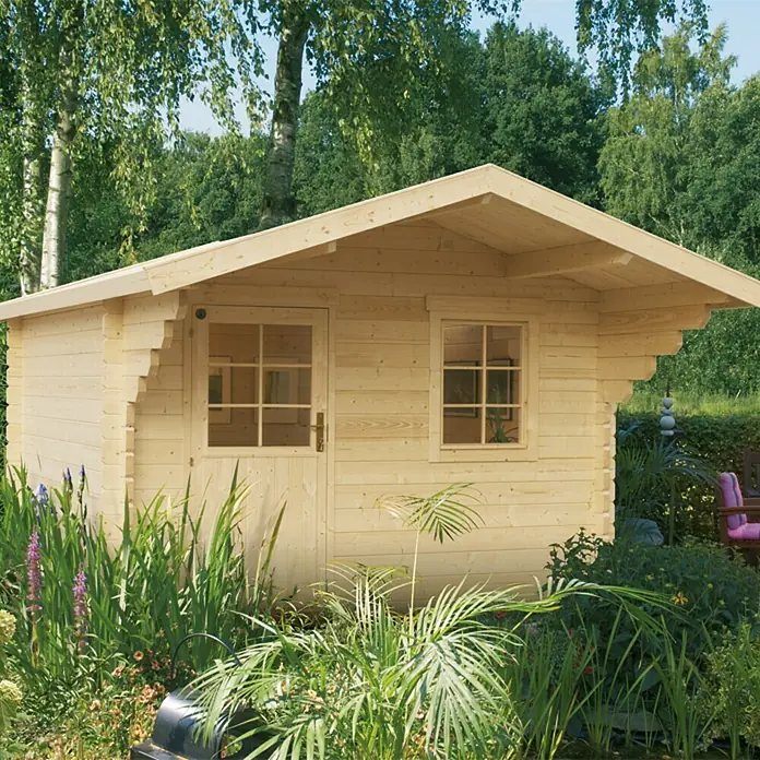 Kiehnholz Gartenhaus Turku - Außenmaß inkl. Dachüberstand (B x T): 395 x 443 cm, Holz, Natur - Ein helles Holzgartenhaus mit Tür und Fenster steht inmitten üppiger Vegetation und bietet einen idyllischen Rückzugsort.