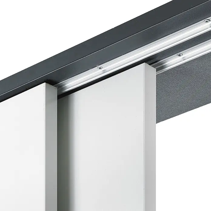 Hettich Laufschiene SlideLine 12 - Länge: 2.000 mm, Traglast: 25 kg - Dunkelgraue oben montierte Schiebetürschiene mit silbernen Führungsschienen und weißen Türpaneelen.