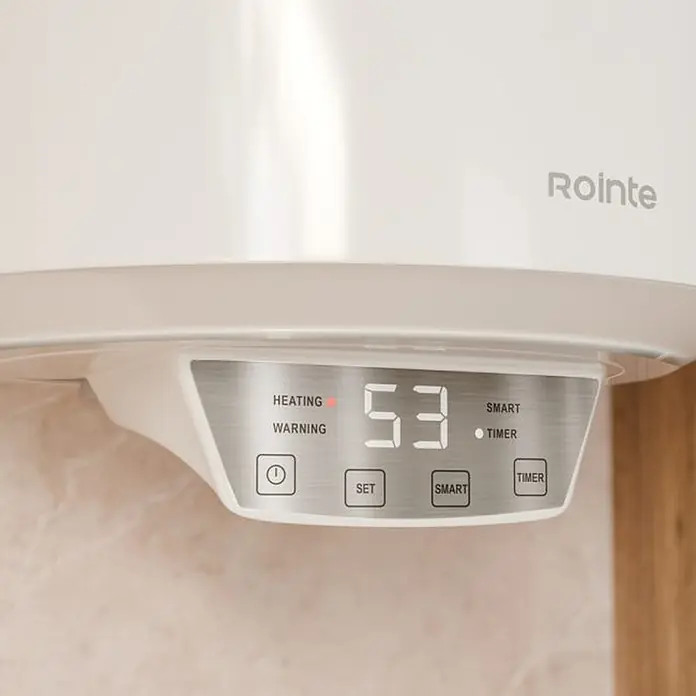 Rointe Termo eléctrico Evia - 100 l, 1.500 W - Panel de control blanco Rointe de calentador de agua con pantalla plateada que muestra '53', indicador de 'CALEFACCIÓN' y botones de función.