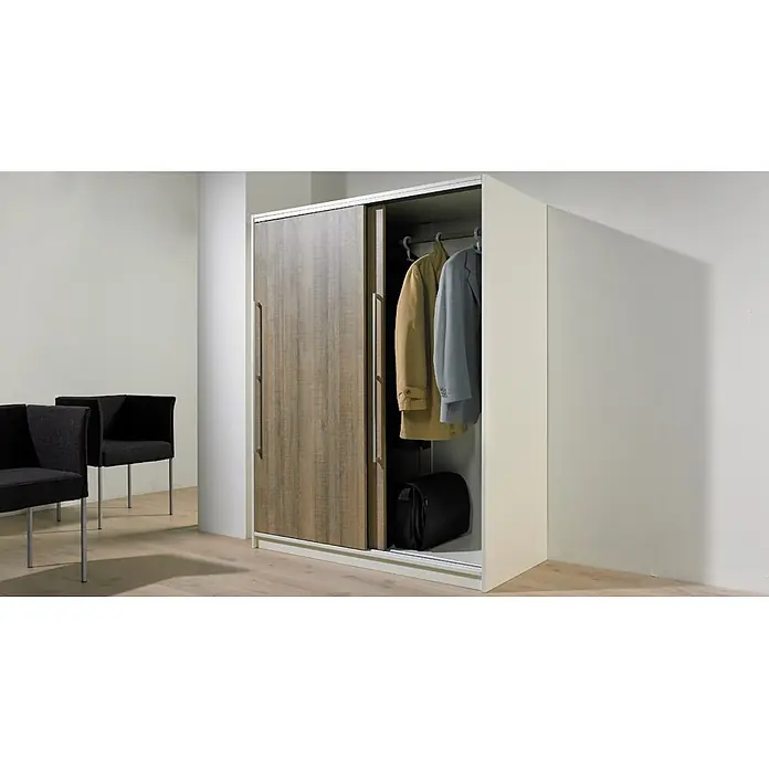 Hettich Laufschiene SlideLine 16 - Länge: 2.000 mm, Traglast: 60 kg - Schwebetürenschrank mit Holzoptiktüren, eine offen mit hängenden Mänteln und Tasche. In modernem Raum mit dunklen Sesseln.