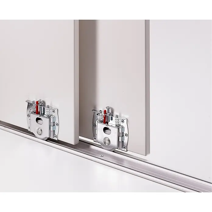 Hettich Montage-Set SlideLine 16 - Passend für: 1 Schiebetür, Traglast: 60 kg - Metall-Schiebetürrollen mit roten Einstellschrauben auf einer Silberschiene, an weißen Schranktüren montiert.