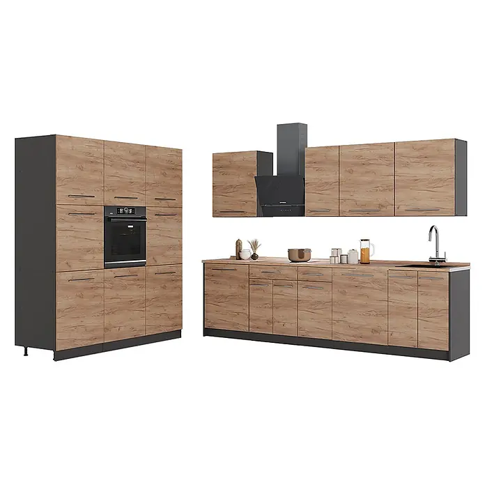 Küchenzeile Fame-Line 460 cm Goldkraft Eiche Art.-Nr. 63846 -  - Komplette Küchenzeile mit hellbraunen Holzmaserungsschränken, dunkelgrauen Seitenwänden, Sockelleisten, Backofen, Dunstabzugshaube und Spüle.