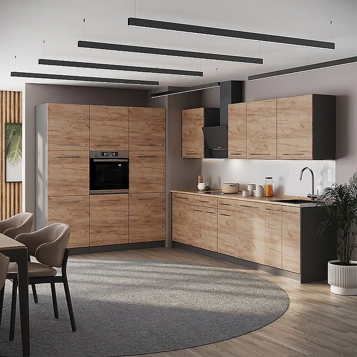 Küchenzeile Fame-Line 460 cm Goldkraft Eiche Art.-Nr. 63846 -  - Moderne Küche mit hellen Holzmaserungsschränken und dunklen Kontrastelementen. Mit integriertem Backofen, Spüle und Deckenbeleuchtung.