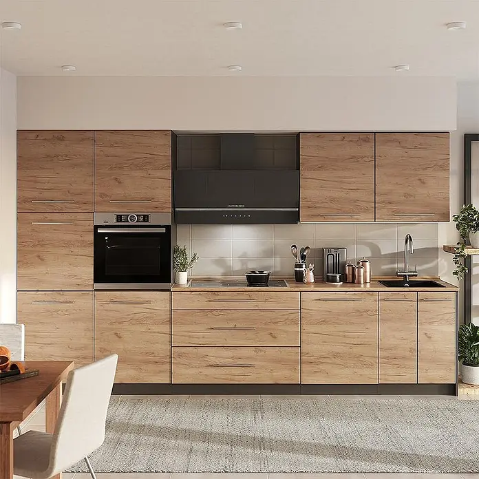 Küchenzeile Fame-Line 340 cm Goldkraft Eiche Art.-Nr. 64560 -  - Moderne Küche mit hellen Holzimitatschänken, schwarzem Backofen und passender Dunstabzugshaube.