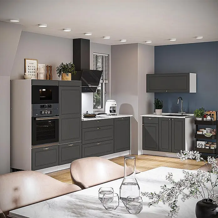 Vicco Küchenzeile - Breite: 380 cm, Anthrazit-Gold Landhaus, Ohne Elektrogeräte - Moderne dunkelgraue Küchenschränke mit integriertem Backofen und Mikrowelle, weißen Arbeitsplatten, Spülbereich und Dunstabzugshaube.