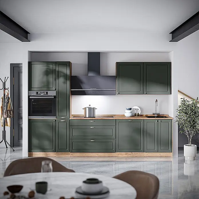 Vicco Küchenzeile - Breite: 310 cm, Grün-Gold Landhaus, Ohne Elektrogeräte - Moderne dunkelgrüne Küchenschränke mit Holz-Arbeitsplatten und integrierten Geräten in einem Innenraum.