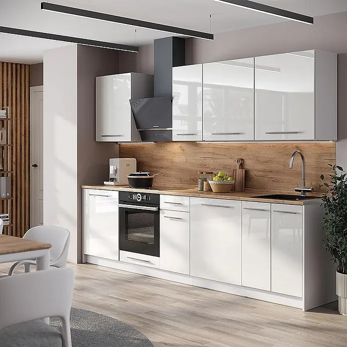 Vicco Küchenzeile - Breite: 280 cm, Weiß Hochglanz, Ohne Elektrogeräte - Moderne Küche mit hochglänzenden weißen Schränken, Holztheke und -rückwand sowie integrierten Geräten.