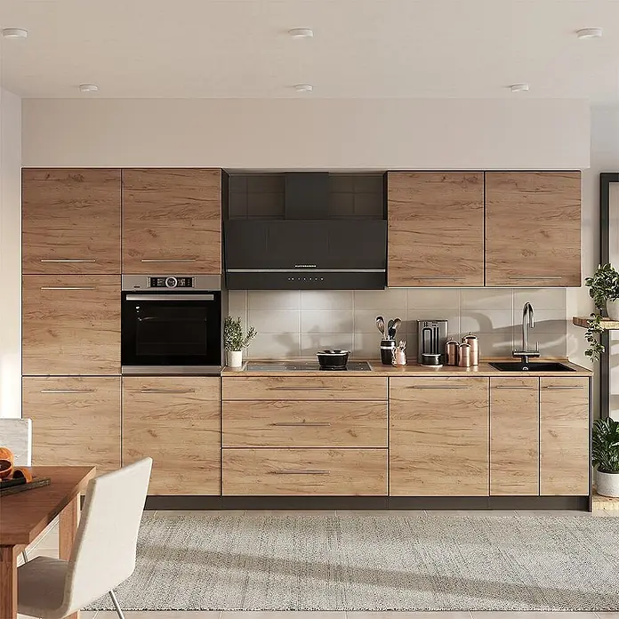 Vicco Küchenzeile - Breite: 340 cm, Goldkraft Eiche, Ohne Elektrogeräte - Moderne Küche mit hellen Holzmaserungsschränken, dunklem Einbaubackofen, Kochfeld, schwarzer Dunstabzugshaube und Spüle.