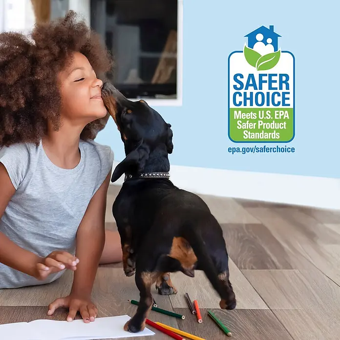 Bona Pet System Reinigungsmittel Tiefenreiniger für Hartböden - 2,5 l, Kanister - Ein Mädchen und ein Hund spielen zusammen, mit dem U.S. EPA Safer Choice Logo, das Produktsicherheit betont.