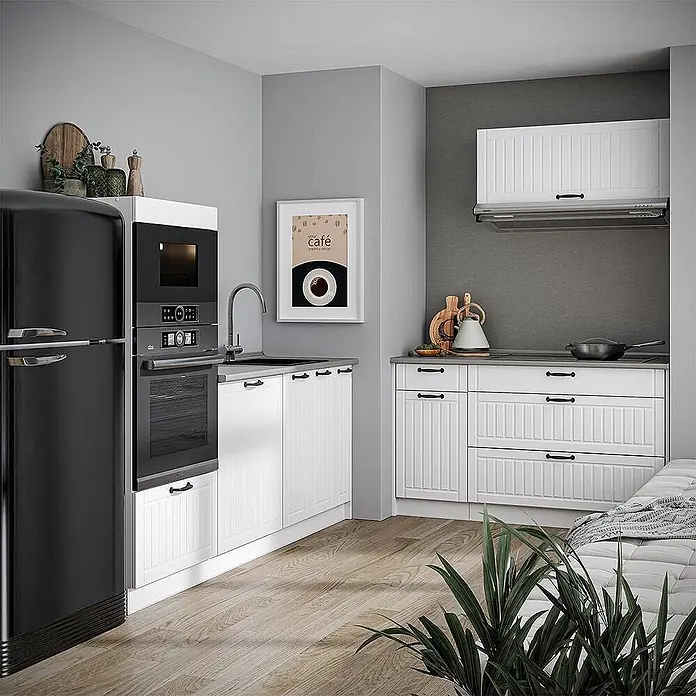 Vicco Küchenzeile - Weiß Landhaus, Ohne Elektrogeräte - Weiße gerippte Küchenschränke mit dunklen Griffen in einer modernen Küche mit integrierten Geräten.