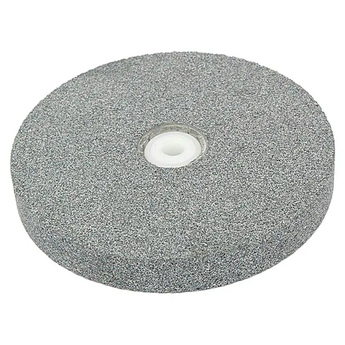 Craftomat Schleifscheibe für Schleifbock - Durchmesser: 150 mm, Körnung: 60, Durchmesser Bohrung: 32 mm - Nahaufnahme eines Schleifsteins mit feiner Körnung und zentraler Öffnung, ideal für Präzisionsschleifarbeiten.