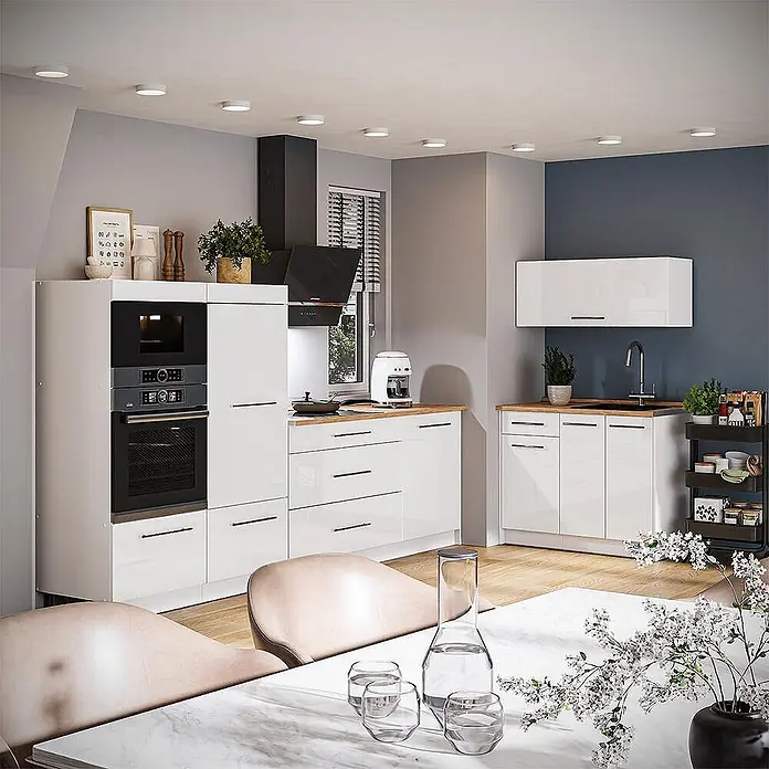 Küchenzeile Fame-Line 380 cm Weiß Hochglanz Art.-Nr. 64140 -  - Moderne Küche mit weißen Hochglanzschränken, integriertem Backofen und Mikrowelle, Holz-Arbeitsplatten und einem Esstisch im Vordergrund.