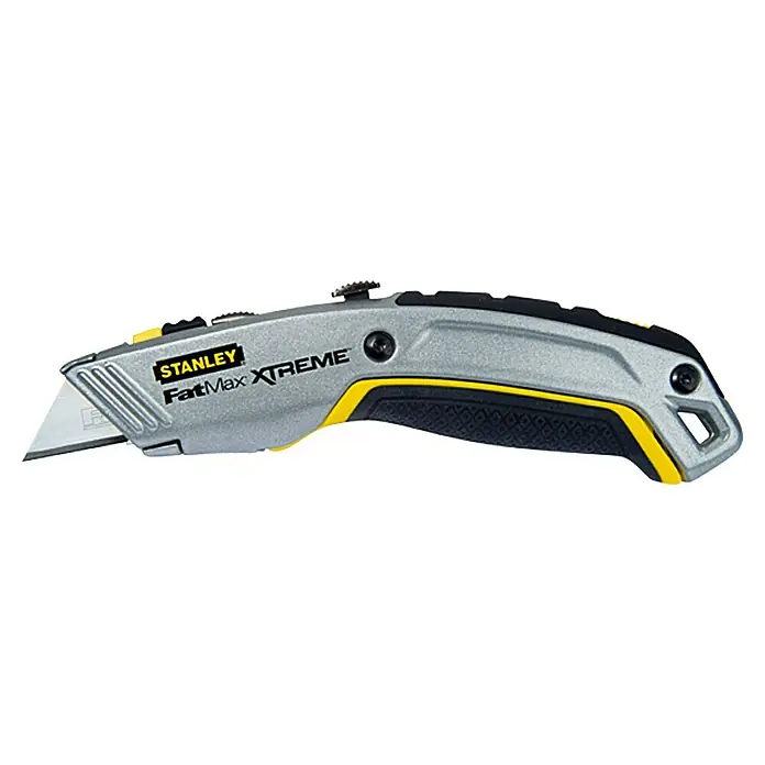 Stanley FatMax Messer PRO 2 in 1 - 2 einziehbare Klingen - Nahaufnahme eines silbernen Stanley FatMax Xtreme Teppichmessers mit gelben Akzenten. Perfekt für präzise Schnitte in verschiedenen Materialien.