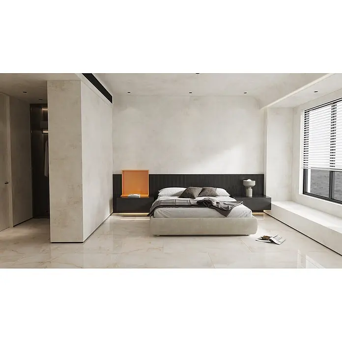 Feinsteinzeugfliese SUN ONYX – 60 x 120 cm, Onyx-/Marmoroptik, Glänzend -  - Modernes Schlafzimmer mit hellem Bett, dunklem geriffeltem Kopfteil, schwebenden Nachttischen und hellen Wänden.