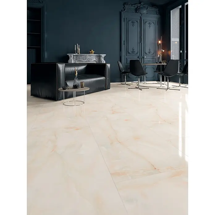 Feinsteinzeugfliese SUN ONYX – 60 x 120 cm, Onyx-/Marmoroptik, Glänzend -  - Helle, polierte Bodenfliesen in Onyxoptik mit Pfirsich- und grünen Äderungen, die eine elegante, leuchtende Fläche bilden.