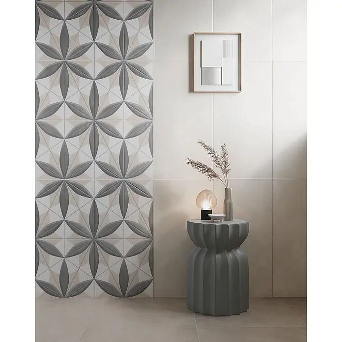 Feinsteinzeugfliese BASEL BONE – 59 x 59 cm, Steinoptik, Mat -  - Dekorative Wandfliesen mit wiederholendem grau-beigem floral-geometrischem Muster, die eine moderne Innenwand schmücken.