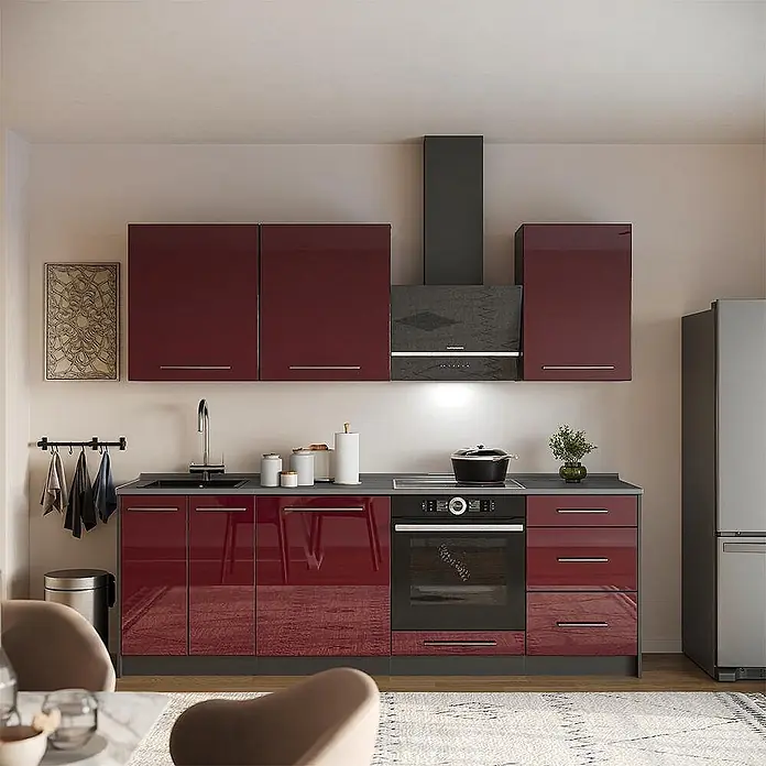 Vicco Küchenzeile - Breite: 230 cm, Bordeaux Hochglanz, Ohne Elektrogeräte - Moderne Küchenzeile mit glänzend dunkelroten Schränken, dunkler Arbeitsplatte, Einbaubackofen und schwarzer Dunstabzugshaube.
